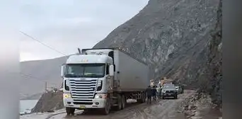 Habilitan un carril de la Panamericana Sur tras seis días de bloqueo por huaicos en Arequipa