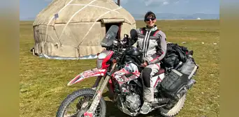 A sus 35 años, dejó atrás su trabajo con una princesa saudí y se arriesgó a recorrer más de 40.000 km en moto entre Asia y Sudamérica