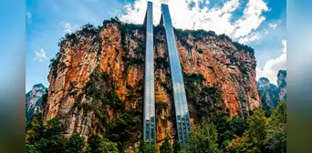 El impresionante ascensor que China construyó en una montaña: recorre 288 metros y transporta personas en 50 segundos