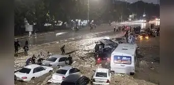 Las lluvias en Venezuela desbordan el río Guaire y dejan vehículos atrapados en las avenidas de Caracas