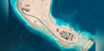 China usó millones de toneladas de arena para levantar una isla militar en solo 10 meses: ahora prepara una pista estratégica de 3 km