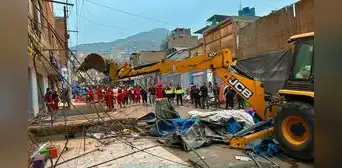 Desalojan construcciones que ocuparon por más de 40 años la avenida Túpac Amaru tras megaoperativo en Carabayllo Desalojan construcciones que ocuparon por más de 40 años la avenida Túpac Amaru tras megaoperativo en Carabayllo