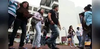7 de cada 10 estudiantes de universidades privadas en Perú pertenecen a sectores C, D y E 7 de cada 10 estudiantes de universidades privadas en Perú pertenecen a sectores C, D y E