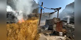 Emergencia en Arequipa: vientos intensos avivan incendio forestal cerca de complejo arqueológico en el Valle del Colc Emergencia en Arequipa: vientos intensos avivan incendio forestal cerca de complejo arqueológico en el Valle del Colc