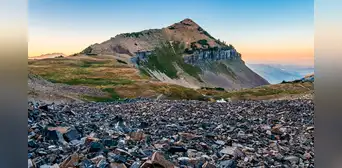 Descubren bajo las rocas de una montaña de EE.UU. una enorme reserva de agua congelada: su hielo llenaría 600 piscinas olímpicas Descubren bajo las rocas de una montaña de EE.UU. una enorme reserva de agua congelada: su hielo llenaría 600 piscinas olímpicas