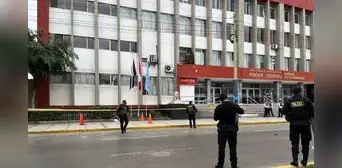 Hallan granada con una amenaza hacia magistrados en la puerta de la Corte Superior de Justicia del Callao Hallan granada con una amenaza hacia magistrados en la puerta de la Corte Superior de Justicia del Callao