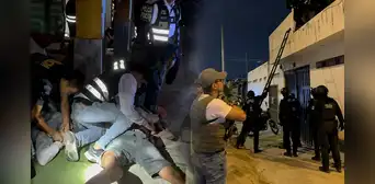PNP allana la 'Casa Blanca' en VMT: 13 intervenidos, armas ocultas en dormitorios y menores ligadas a redes de meretricio PNP allana la 'Casa Blanca' en VMT: 13 intervenidos, armas ocultas en dormitorios y menores ligadas a redes de meretricio