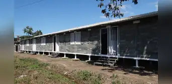 Un colombiano que luchaba por su casa propia creó ladrillos tipo Lego con plástico reciclado: su sistema permite construir viviendas de 40 m² en solo 5 días