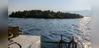 La misteriosa isla que apareció en un lago de Canadá, desapareció de los satélites y volvió a ser localizada 30 kilómetros más lejos