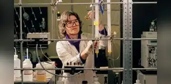 Un compuesto químico atravesó sus guantes en segundos: la historia de Karen Wetterhahn y el accidente que cambió la ciencia para siempre Un compuesto químico atravesó sus guantes en segundos: la historia de Karen Wetterhahn y el accidente que cambió la ciencia para siempre