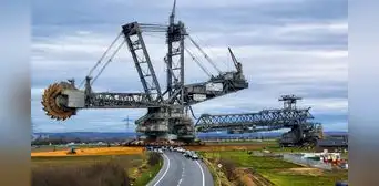 Así es la máquina más grande del mundo: tiene 225 metros de largo, pesa 14.200 toneladas y hace el trabajo de 40.000 personas Así es la máquina más grande del mundo: tiene 225 metros de largo, pesa 14.200 toneladas y hace el trabajo de 40.000 personas