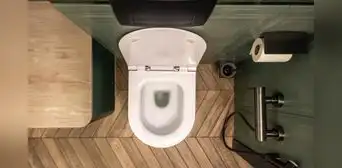 Por qué recomiendan tirar café usado en el inodoro una vez por semana y qué efectos positivos puede tener en el baño