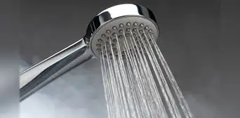 El truco definitivo para eliminar el sarro de la ducha y recuperar la presión del agua en pocos minutos