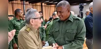 Raúl Castro reaparece en un acto militar tras rumores sobre su salud y alerta sobre la crisis que vive Cuba
