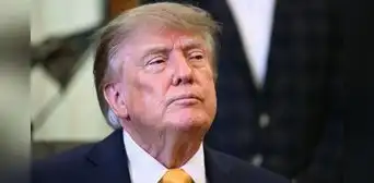 Trump presenta el posible nuevo uniforme de la Fuerza Espacial de EE. UU. y las redes lo comparan por su diseño con un traje nazi