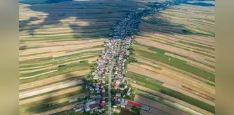 En esta peculiar ciudad viven 6.000 personas a lo largo de una única calle de 9 kilómetros de longitud
