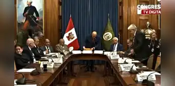 Ministro Astudillo lanza lisura en plena Comisión de Defensa: "Cómo hago para leer todo esto"