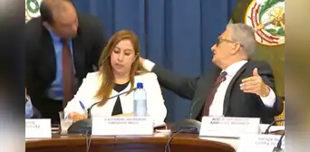 Alejandro Aguinaga agrede a trabajador del Congreso durante la sesión de Comisión de Justicia