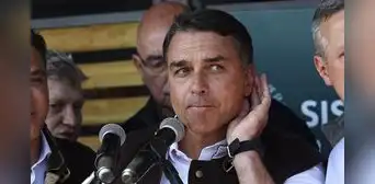 Policía de Brasil investiga al candidato presidencial Flávio Bolsonaro por sospechas de corrupción y lavado de dinero