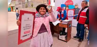 Ayacucho: COFOPRI entrega1.144 títulos de propiedad y formaliza terrenos para colegios, salud y futura comisaría