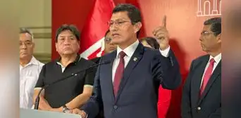 Harvey Colchado propone recortar pensión militar y policial a congresistas que cobren doble sueldo Harvey Colchado propone recortar pensión militar y policial a congresistas que cobren doble sueldo