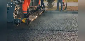 China transformó 6.000 botellas de leche en un material de pavimentación útil para construir su primera carretera con plásticos difíciles de reciclar