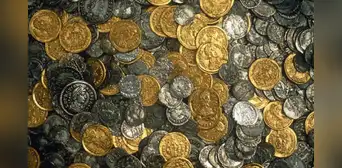 Un granjero perdió su martillo en el campo y fue a buscarlo con un detector de metales: en su lugar encontró 15.000 monedas romanas, joyas de oro y vajilla de plata