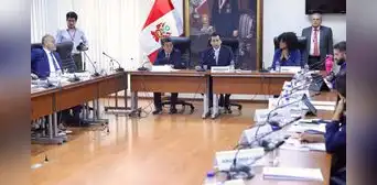 Comisión de Economía posterga voto sobre facultades legislativas tras disputa por tope de 114% a las tasas Comisión de Economía posterga voto sobre facultades legislativas tras disputa por tope de 114% a las tasas