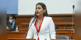 Silvana Robles enfrenta a ministro de Educación por cambios en currículo: “Prevenir la violencia sexual no es ideología”