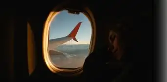 Las ventanillas de los aviones esconden una compleja ingeniería: fabricarlas requiere materiales especiales y rigurosas pruebas de seguridad