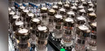 Un aficionado construyó su computadora utilizando 460 tubos de vacío de la década de 1950: demora unos minutos en prender, pero funciona Un aficionado construyó su computadora utilizando 460 tubos de vacío de la década de 1950: demora unos minutos en prender, pero funciona