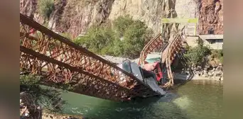 Dos volquetes con minerales quedan atrapados tras colapso del puente Pampatama en Apurímac Dos volquetes con minerales quedan atrapados tras colapso del puente Pampatama en Apurímac