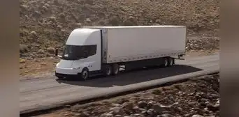 Tesla pone en marcha la producción masiva de su camión eléctrico Semi: tendrá hasta 805 km de autonomía y fabricará 50.000 al año