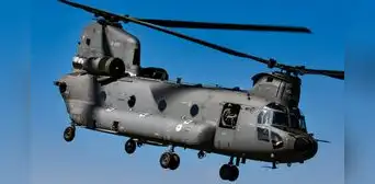Un helicóptero militar de EE. UU. aterriza sobre un pequeño barco sin tripulación: así funciona el sistema que permite repostar en el mar