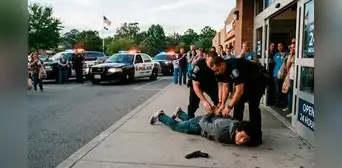 Alerta máxima en Walmart | Hombre amenazó a clientes y empleados con un arma dentro del supermercado: Este fue su terrible final