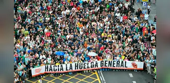 “Hacia la huelga general”: decenas de miles de personas protestan en España y exigen soluciones a la crisis de vivienda