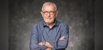 Francis Halzen gana el Premio Nobel de Física 2026 por descubrir neutrinos cósmicos con un detector bajo el hielo de la Antártida