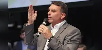 Flávio Bolsonaro supera a Lula por cuatro puntos en intención de voto para el balotaje de Brasil, según encuestas