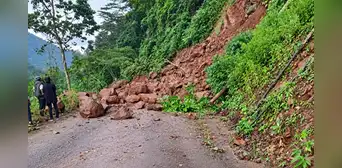 Lluvias en Pasco: caída de enormes rocas bloquea ambos carriles de carretera en Oxapampa Lluvias en Pasco: caída de enormes rocas bloquea ambos carriles de carretera en Oxapampa