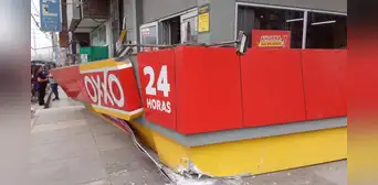 Caída de letrero de Oxxo deja heridos a un adulto mayor y a un menor de edad en San Juan de Lurigancho