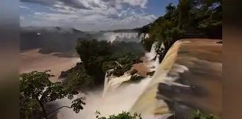 El caudal del río Iguazú se dispara por las lluvias de El Niño y alcanza casi nueve veces su promedio El caudal del río Iguazú se dispara por las lluvias de El Niño y alcanza casi nueve veces su promedio