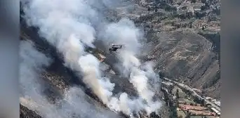 Incendio forestal en Cusco avanza hacia viviendas de Calca pese al apoyo aéreo