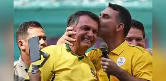 Jair Bolsonaro celebra la ventaja de su hijo Flávio frente a Lula antes de la segunda vuelta en Brasil Jair Bolsonaro celebra la ventaja de su hijo Flávio frente a Lula antes de la segunda vuelta en Brasil
