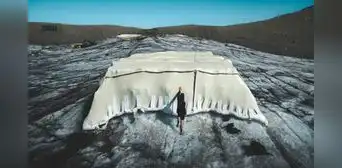 Estudiantes cubrieron un glaciar de los Alpes con 200 m² de un material natural y descubrieron que protege el hielo como las coberturas sintéticas Estudiantes cubrieron un glaciar de los Alpes con 200 m² de un material natural y descubrieron que protege el hielo como las coberturas sintéticas
