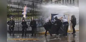 Policía reprime marcha en Argentina contra los recortes de Milei a la universidad pública y su financiamiento Policía reprime marcha en Argentina contra los recortes de Milei a la universidad pública y su financiamiento