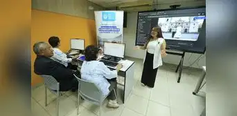 Pensionistas ONP aprenden IA y envían mensajes de aliento al Papa León XIV