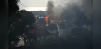 Un incendio forestal se extiende en el sur de California, deja varias casas en llamas y provoca evacuaciones masivas