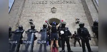 Cientos de colombianos denuncian censura del presidente Abelardo de la Espriella tras retirar obras del Museo Nacional Cientos de colombianos denuncian censura del presidente Abelardo de la Espriella tras retirar obras del Museo Nacional