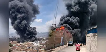 Gigantesco incendio en fábrica de plásticos en Puente Piedra moviliza a más de 10 unidades de los Bomberos Gigantesco incendio en fábrica de plásticos en Puente Piedra moviliza a más de 10 unidades de los Bomberos