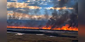Puno: incendio de grandes proporciones consume totorales de la Reserva Nacional del Titicaca cerca de los Uros